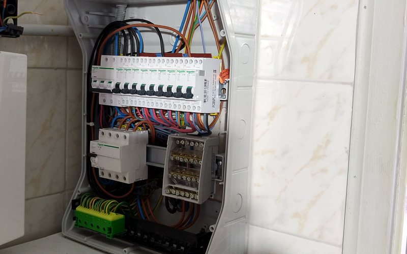 Finition d'un coffret électrique