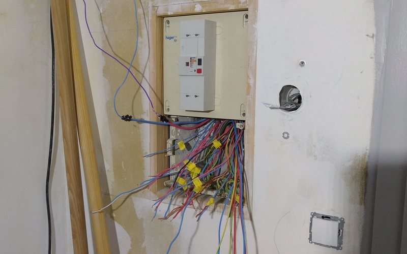 Coffret en cours de câblage