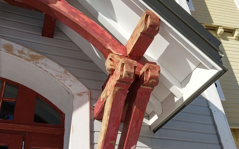 Décapage avant peinture d'un avant toit