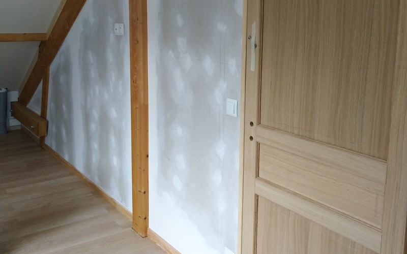 Cloison et plaque de platre prête à peindre