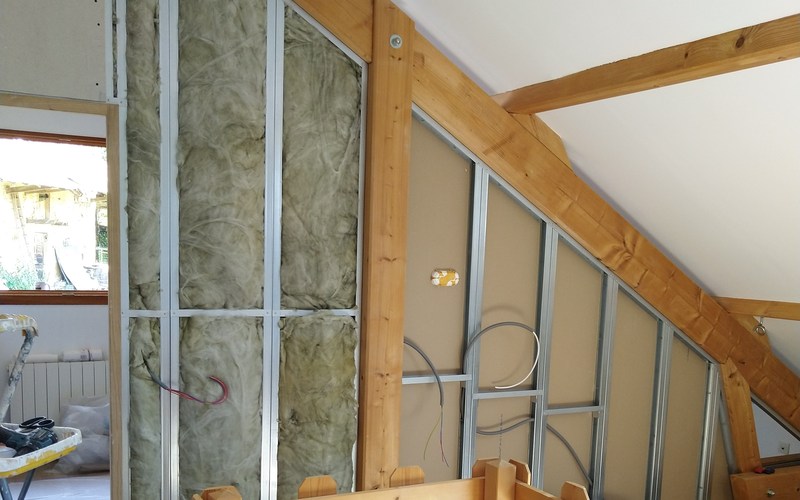 Pose d'une structure avec laine de verre pour création d'une chambre