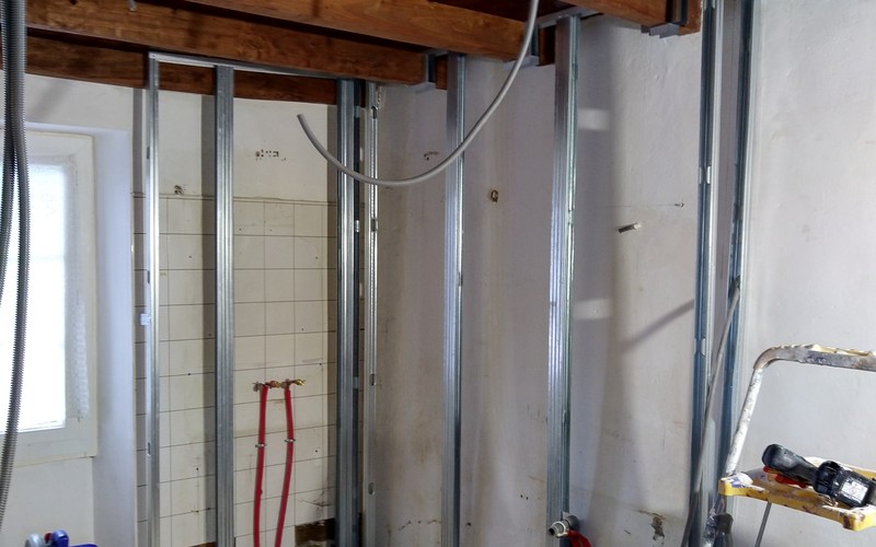 Pose d'une structure métallique pour doublage d'un mur salle de bains