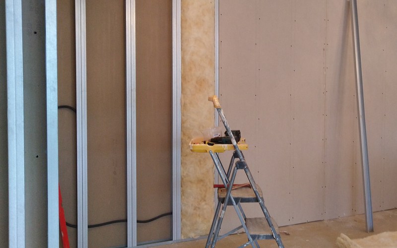 création d'une cloison avec plaque de platre et isolant lerre de verre
