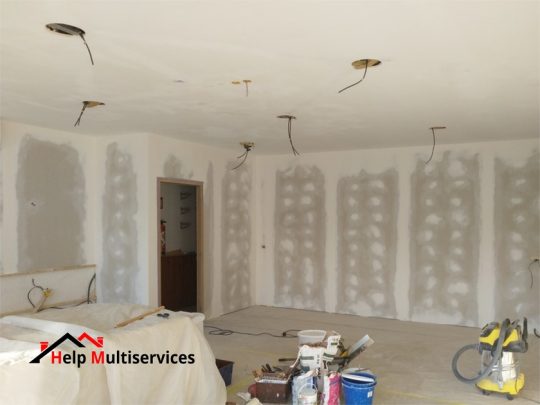 Travaux réalisés par help multiservices pour le câblage en électricité d'un plafond à Belley