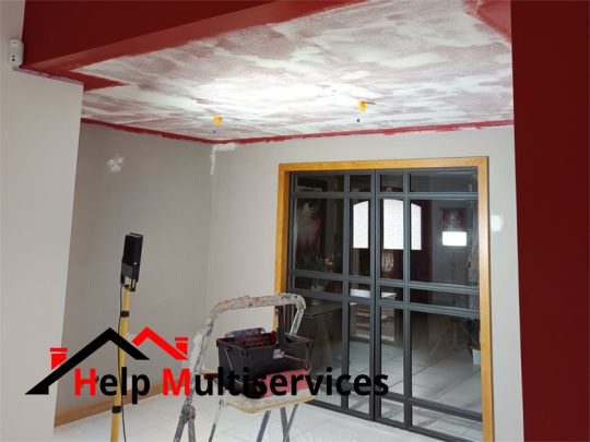 Image des travaux de préparation réalisés par Help Multiservices avant peinture d'un plafond
