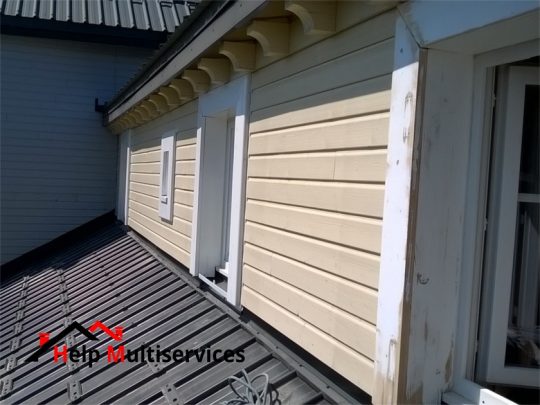 Travaux réalisés par help multiservices pour le ponçage et la peinture des encadrements de fenêtres à Savoie Grand Revard