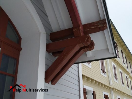 Travaux réalisés par help multiservices pour la peinture d'une marquise bois à Savoie Grand Revard