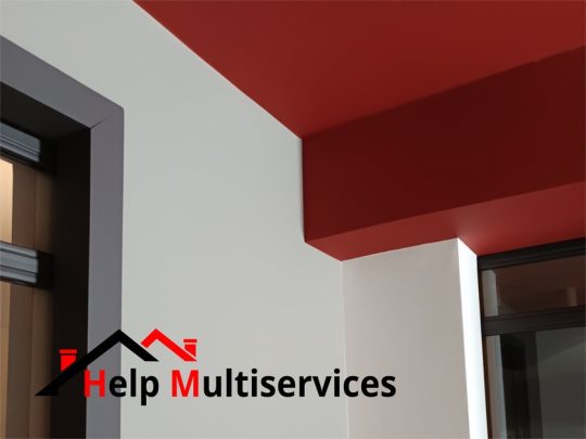 Image des travaux de peinture avec différentes teintes entre murs et plafonds réalisés par Help Multiservices
