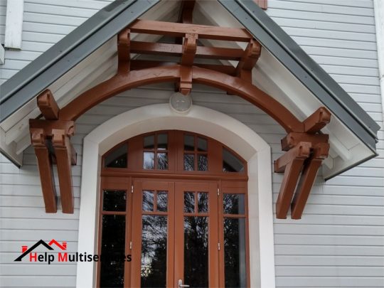 Travaux réalisés par help multiservices pour la peinture d'une porte et une marquise bois à Savoie Grand Revard