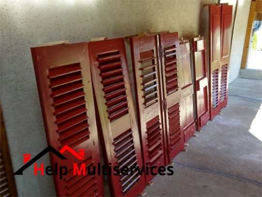Travaux réalisés par help multiservices pour la peinture des volets bois dans une maison de Rumilly en Haute Savoie