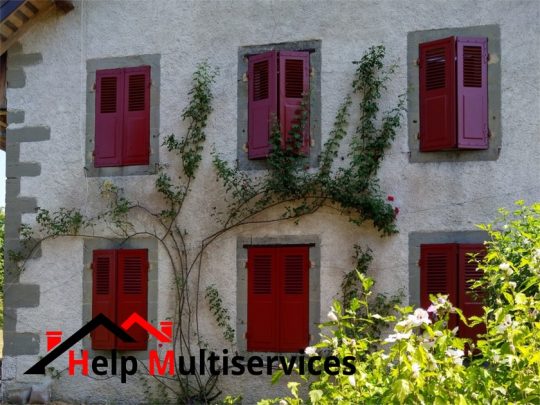 Travaux réalisés par help multiservices pour la peinture de volets et persiennes bois dans une maison de Rumilly en Haute Savoie