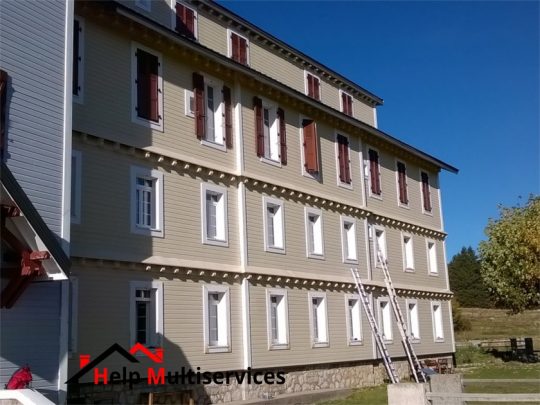 Travaux réalisés par help multiservices pour la rénovation et la peinture des volets d'un immeuble à Savoie Grand Revard