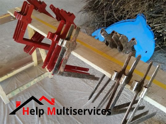 Travaux réalisés par help multiservices pour ponçage et décapage des ferrures métalliques de volets bois dans une maison de Rumilly en Haute Savoie