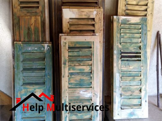 Travaux réalisés par help multiservices pour ponçage et décapage de volets bois dans une maison de Rumilly en Haute Savoie