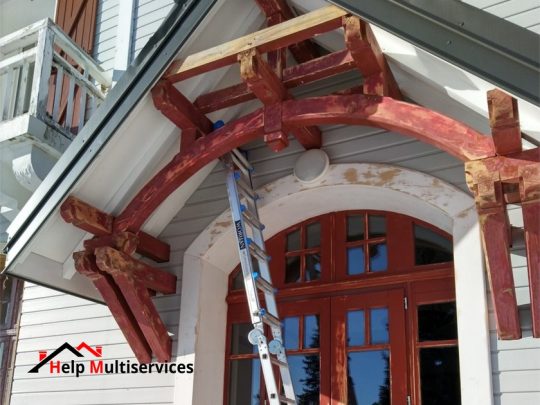 Travaux réalisés par help multiservices pour le ponçage d'une porte et une marquise bois à Savoie Grand Revard