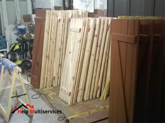 Travaux réalisés par help multiservices pour le ponçage et la peinture des volets d'un bâtiment à Savoie Grand Revard