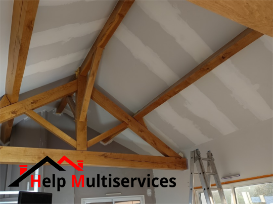 Image des travaux réalisés par Help Multiservices pour la reprise des joints d'un plafond