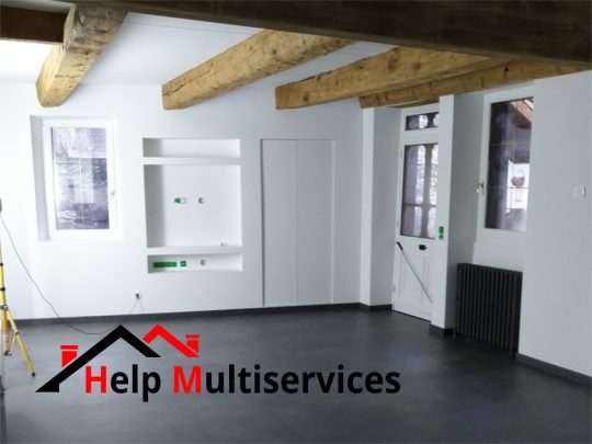 Vu des travaux de placoplâtre, peinture, électricité et revêtement de sol réalisés par help multiservices pour la rénovation d'une cuisine dans une maison dans l'Ain