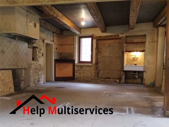 Vu côté nord d'une ancienne cuisine avant travaux de rénovation réalisés par Help Multiservices dans une maison dans l'Ain