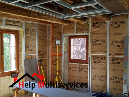Vu des travaux de doublage isolation réalisés par help multiservices pour la rénovation d'un salon dans une maison dans l'Ain