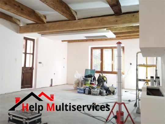 Vu des travaux de peinture réalisés par help multiservices pour la rénovation d'une cuisine dans une maison dans l'Ain