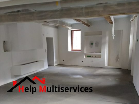 Vu des travaux de création d'une cheminée Ethanol, de ragreage du sol et de peinture réalisés par help multiservices pour la rénovation d'une cuisine dans l'Ain