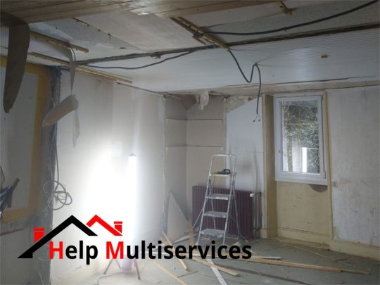 Vu de la pièce avant les travaux realises par help multiservices pour la rénovation d'un salon dans une maison du Valromey, département de l'Ain