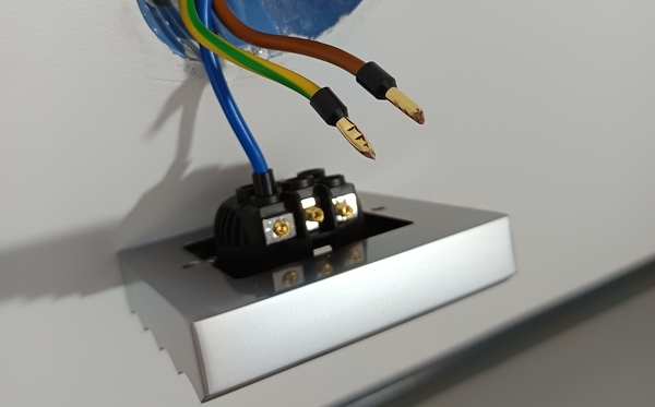 Câblage d'une prise murale Hifi Home Cinéma avec usage d'embouts de câblage plaqué or