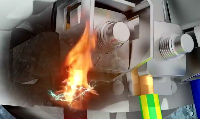 Faux contact et amorçage électrique à l'arrière d'une prise électrique murale