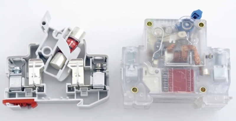 Vue interne d'un porte fusible modulaire au côté d'un disjoncteur magnéto-thermique