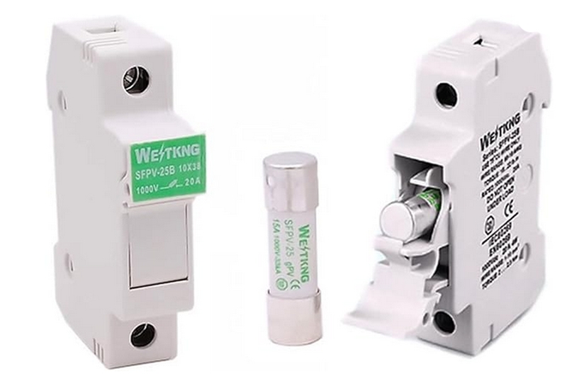 Cette photo présente en son centre une cartouche fusible, sur la gauche un porte fusible modulaire fermé et sur la droite un porte fusible ouvert qui laisse apparaitre le principe d'insertion de la cartouche fusible.